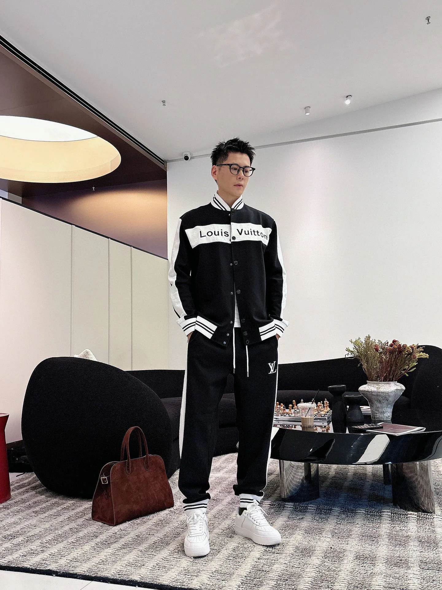 🅿️720 [LV Louis Vuitton] hot-selling suit is coming. Focus on the original version of the official website. 2025 new hot-selling cardigan and sweatshirt suit. The original order is the best. 🇭🇰The meticulous work of top designers. It has a fitting and perfect upper body effect. All-natural high-quality Tencel Roman cotton 100%, close-fitting comfort, noble and elegant! Original hardware embodies elegance and nobility! Counter size: M-3XL (maximum wear up to 190 pounds)